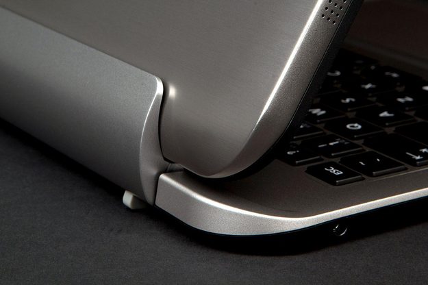 TOSHIBA Satellite Click back corner angle
