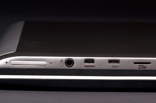 TOSHIBA Satellite Click ports