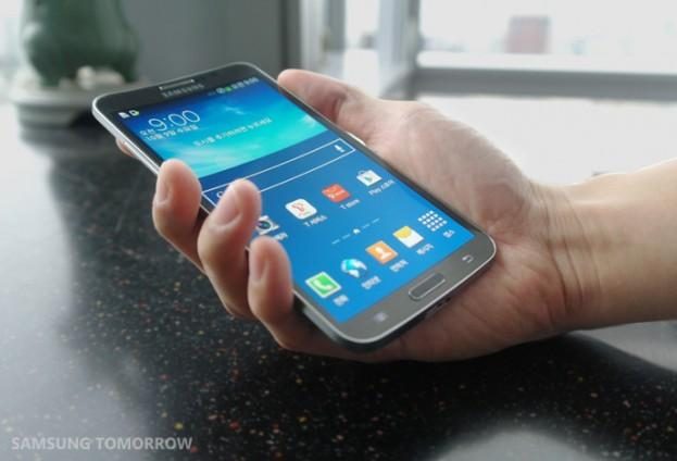 Galaxy Round in hand