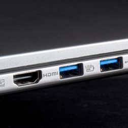 Acer Aspire R7 jacks 1