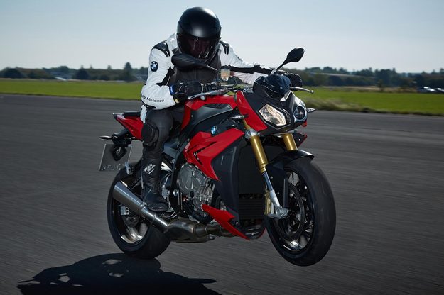 BMW-S1000R-actionwheelie
