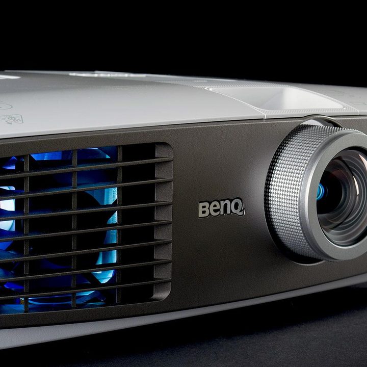 BenQ W1500 Projector frontoffset2