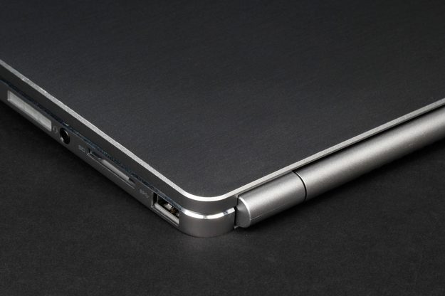 Dell-Inspiron-14-7000-left-corner-hinge