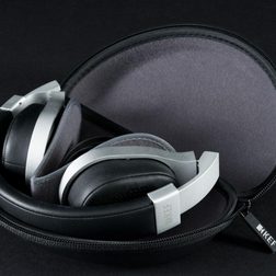KEF-M500-headphones-in-hard-case-2