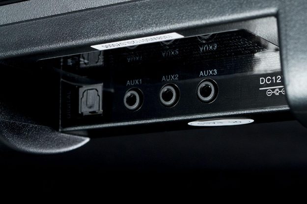 Pinnacle 8210 aux ports angle