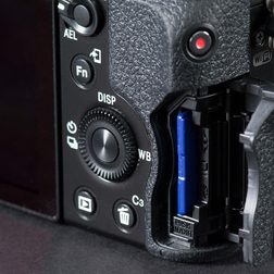 Sony-Alpha-7-card-door