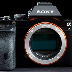 Sony-Alpha-7-lens-off-2