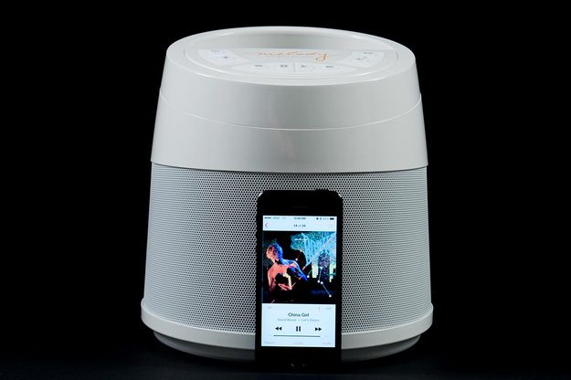 Soundcast-Melody-back-with-iphone