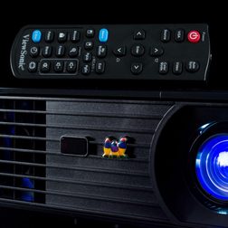 viewsonic pjd7820hd review pjd 7820hd lens and remote close up