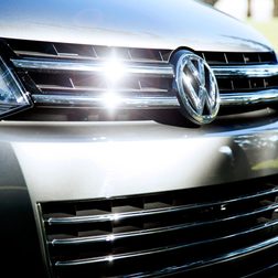 2014 Volkswagen Touareg TDI Sport front grill