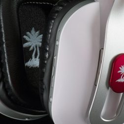 Turtle Beach i30 review headphones enclosure details