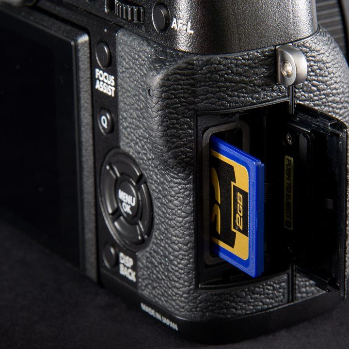 Fujifilm X-T1 camera review SD card slot