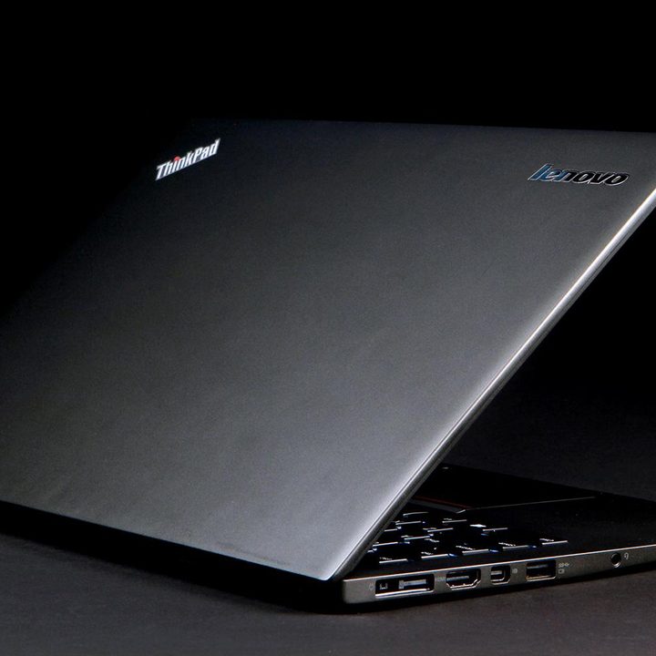 LeNovo X1 Carbon front angle left