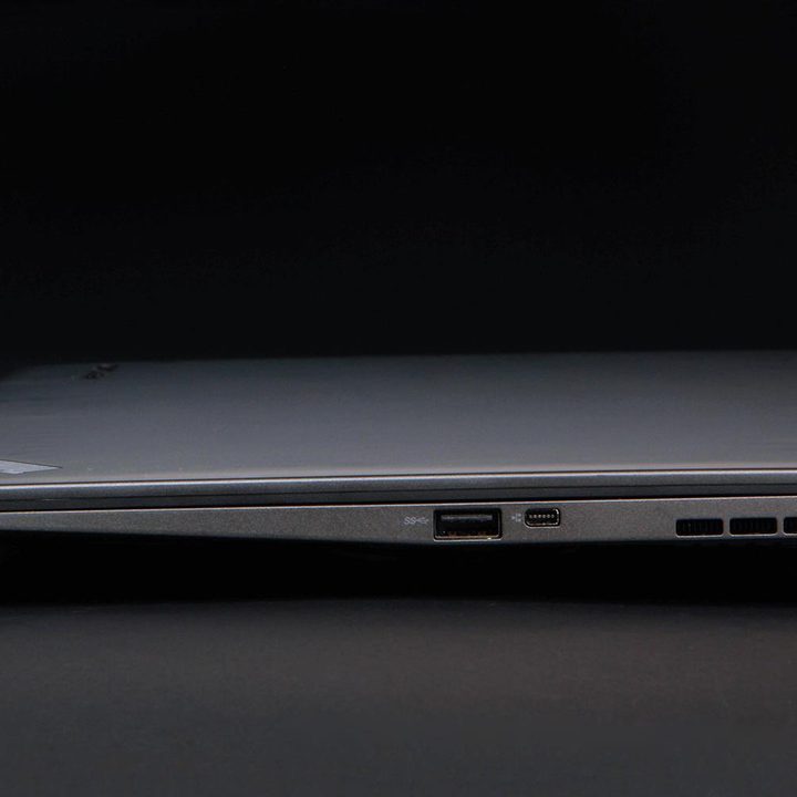 LeNovo X1 Carbon right side