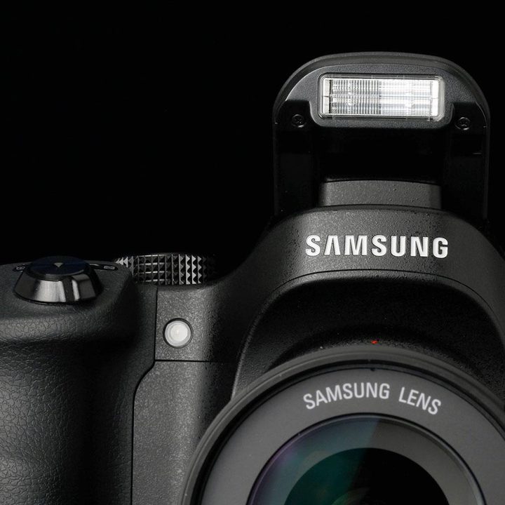 Samsung NX30 flash