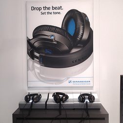 Sennheiser HD8 DJ headphones display