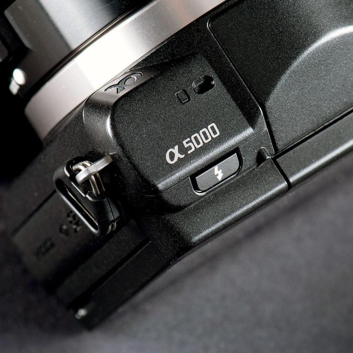 Sony Alpha A5000 flash button