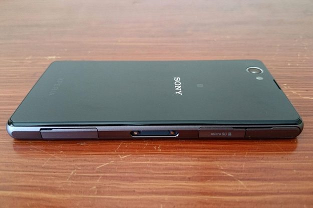 Sony Xperia Z1 Compact hands on back side