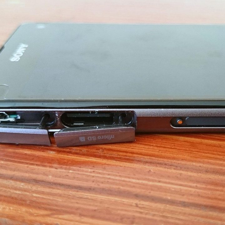 Sony Xperia Z1 Compact hands on ports open