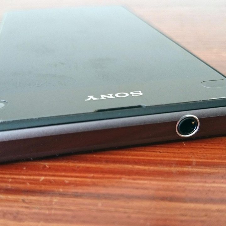 Sony Xperia Z1 Compact hands on top angle