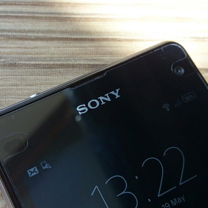 Sony Xperia Z1 Compact hands on top screen