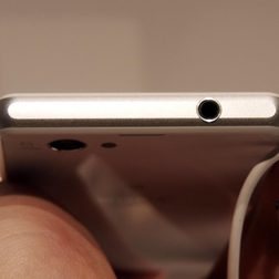 Sony Xperia Z1 Compact top