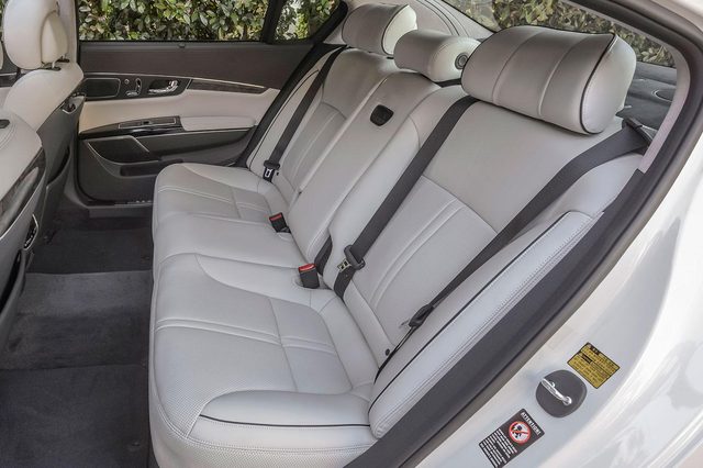 2014 Kia K900 interior back white