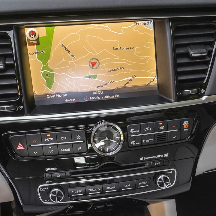 2014 Kia K900 interior center console