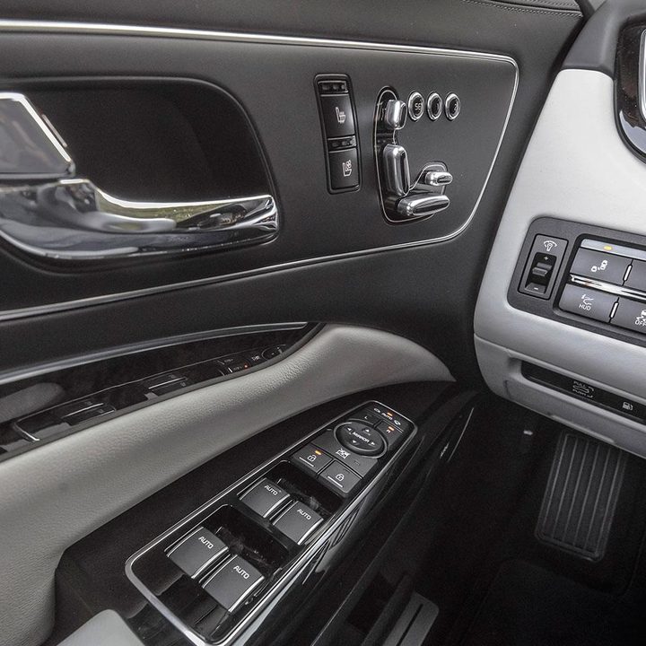 2014 Kia K900 interior details white
