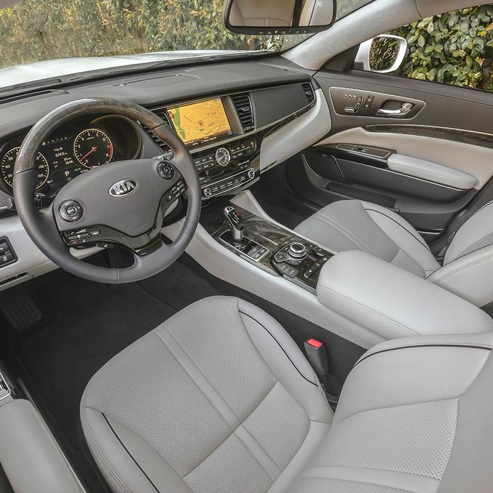 2014 Kia K900 interior white front
