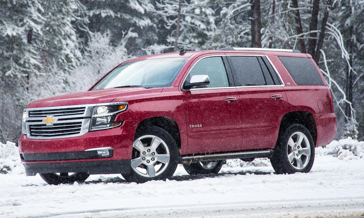 2015 Chevrolet Tahoe side angle snow