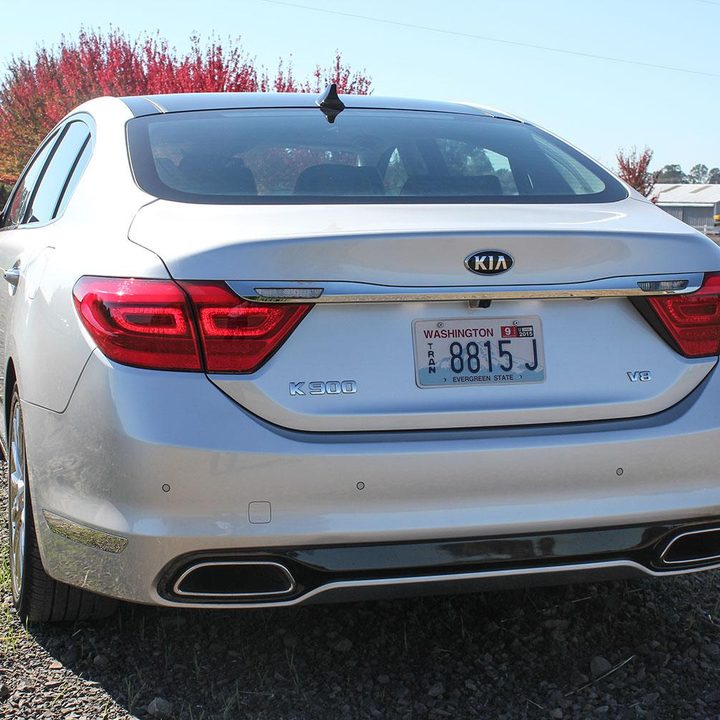 2015 Kia K900 back