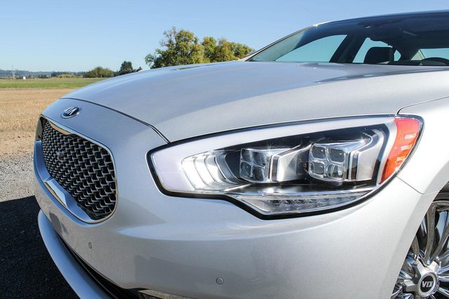 2015 Kia K900 front section angle