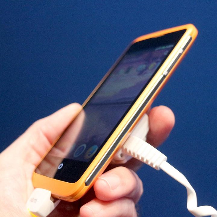 Alcatel OneTouch Fire Firefox OS side angle