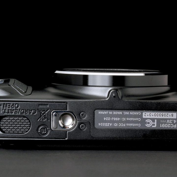 Canon PowerShot SX700 bottom
