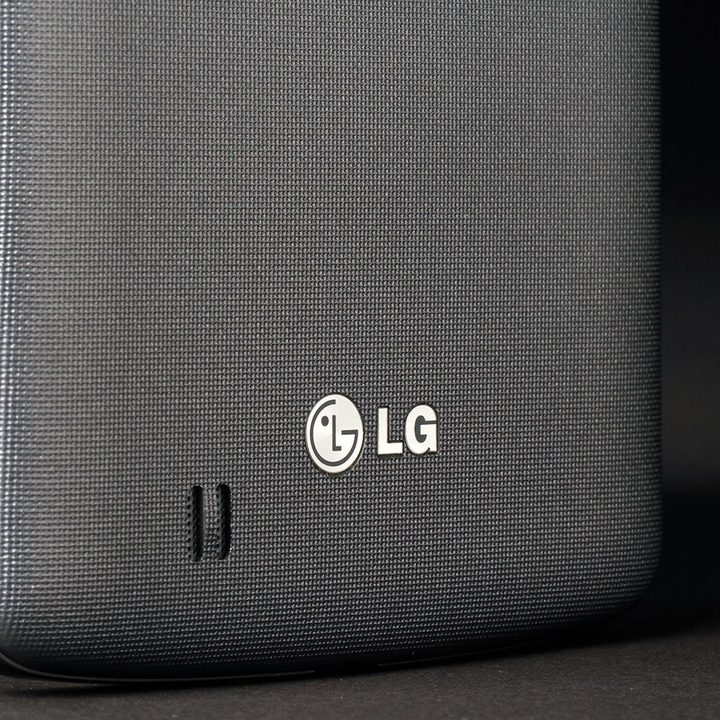 LG G Pro 2 rear speaker macro 2