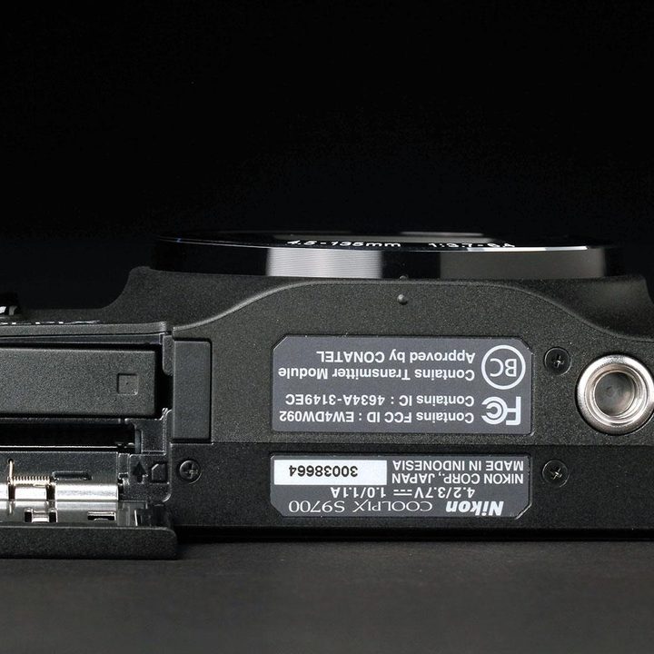 NIKON S9700 bottom