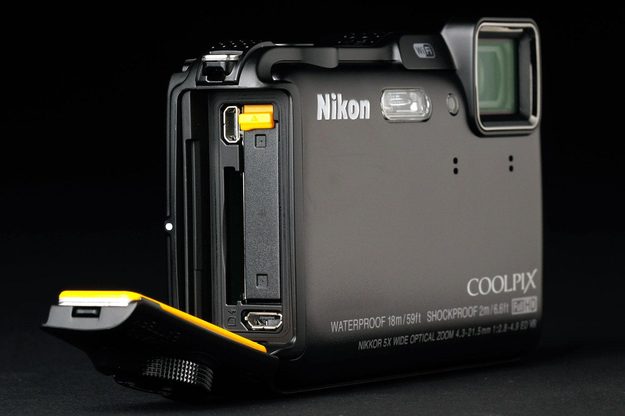 Nikon Coolpix AW120 side open
