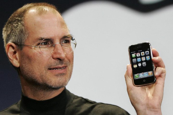 STEVE-JOBS-iphone