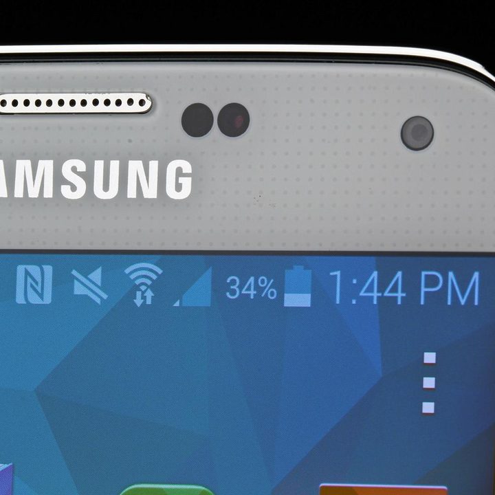 Samsung Galaxy S5 review macro front