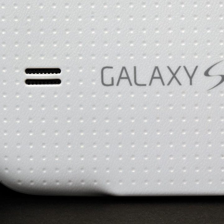Samsung Galaxy S5 review rear speakers macro