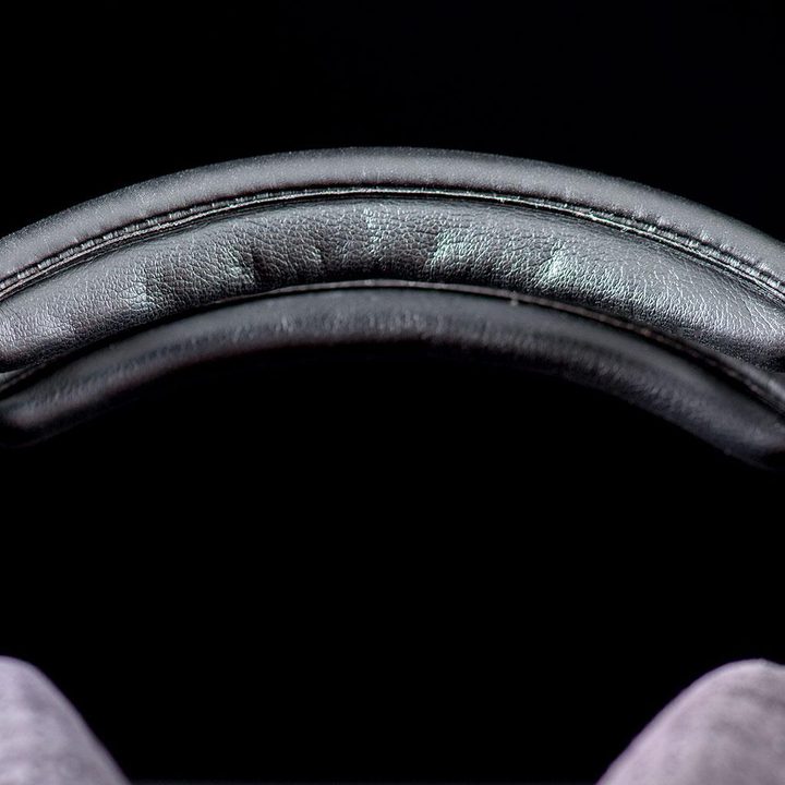 Shure SRH 1540 headband macro