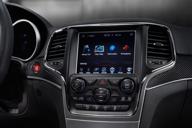 2014-Jeep-Grand-Cherokee-SRT-entertainment