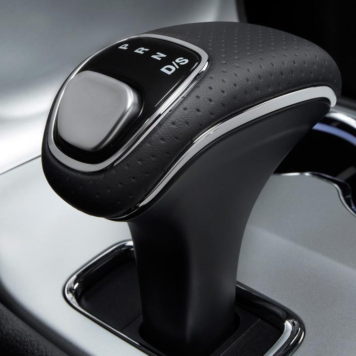 2014-Jeep-Grand-Cherokee-SRT-gear-shift