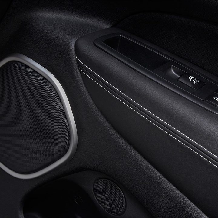 2014-Jeep-Grand-Cherokee-SRT-interior-door-detail