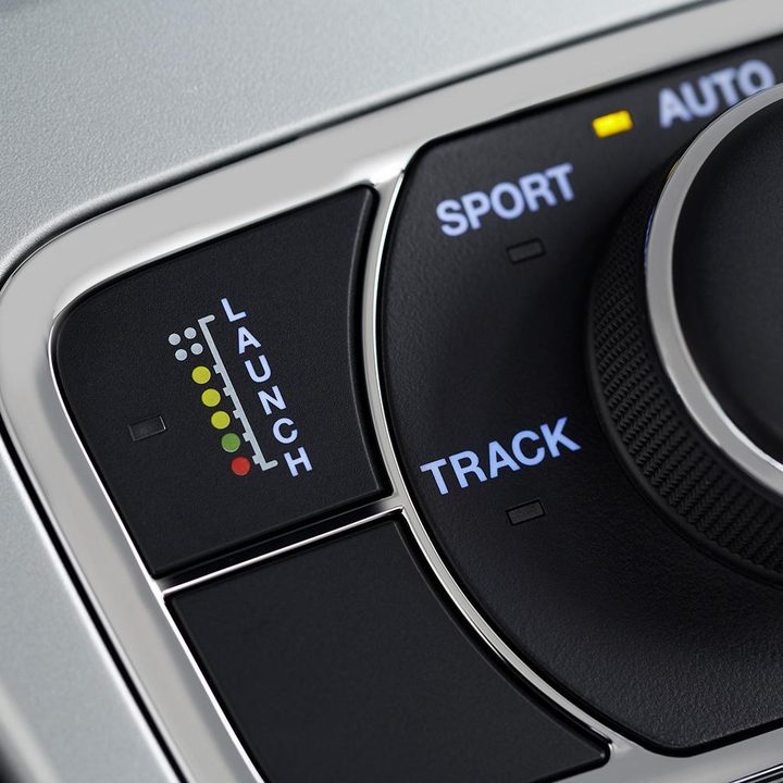 2014-Jeep-Grand-Cherokee-SRT-stereo-control