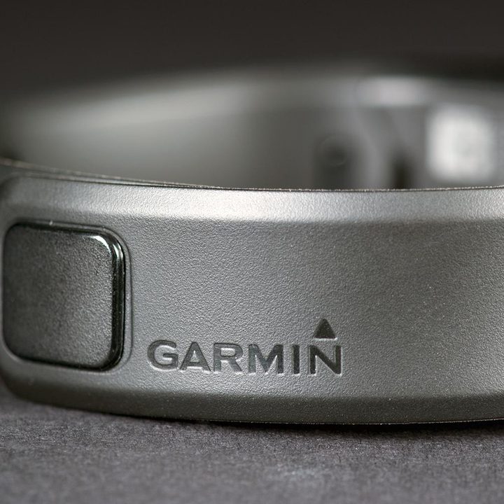 Garmin Vivo review rear band logo