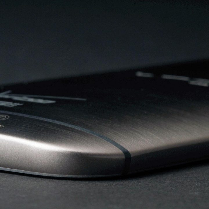 HTC 1 M8 bottom corner