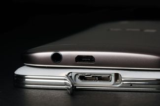 HTC-One-M8-vs-Samsung-Galaxy-S5-usb-macro