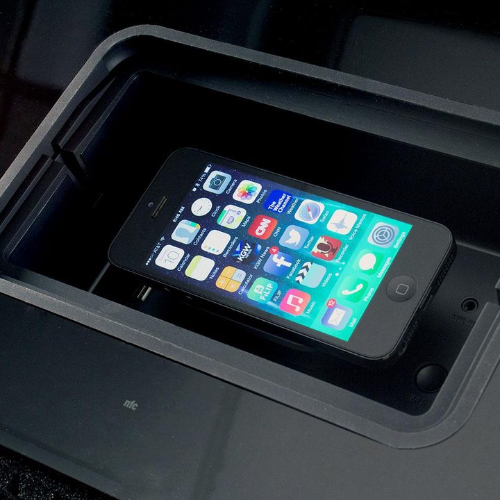 JBL L8 BT phone in port